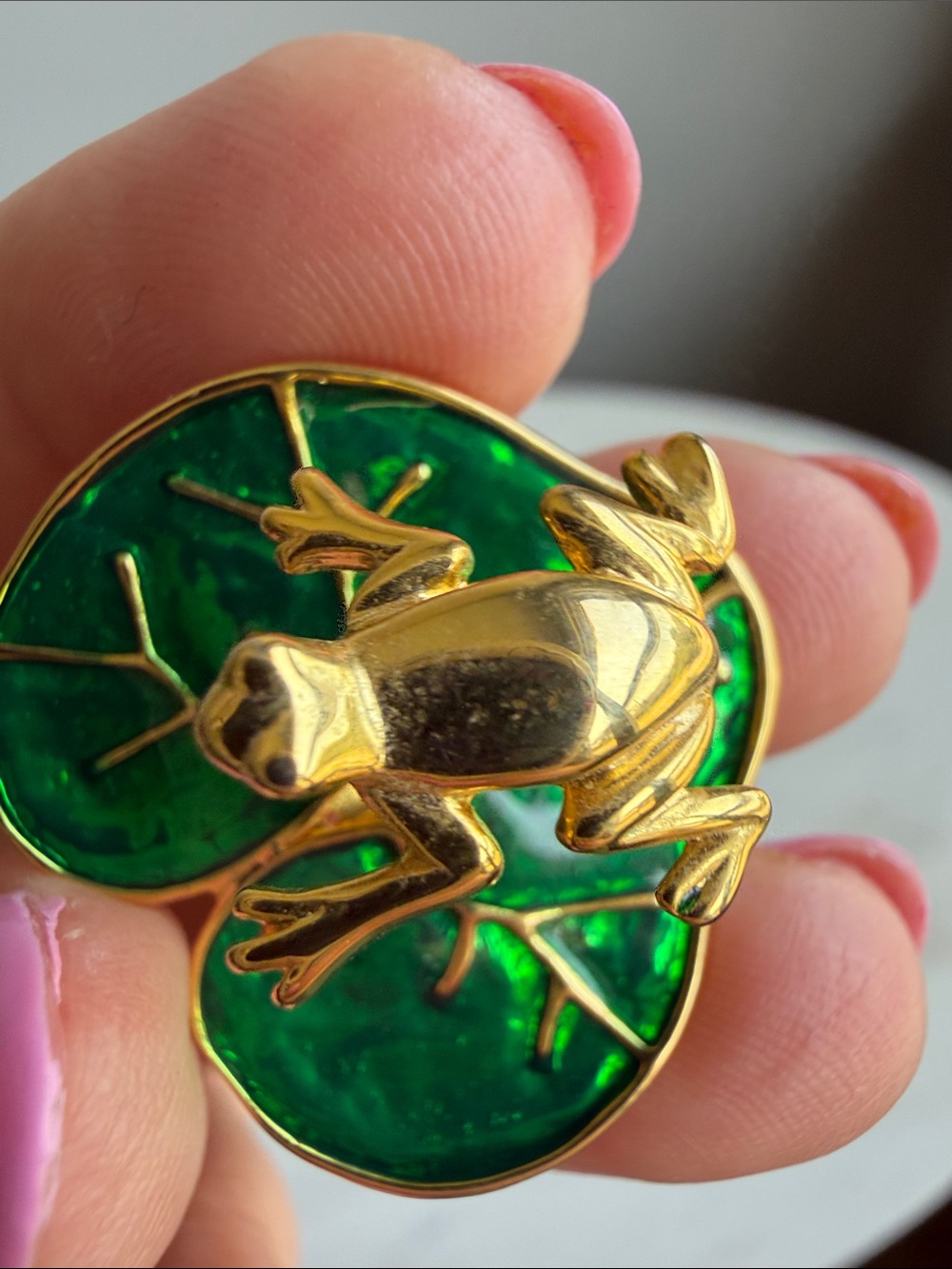 Vintage Gold Frog on spring Green Leaf Enamel Brooch - Whimsical - Picture 5 of 5